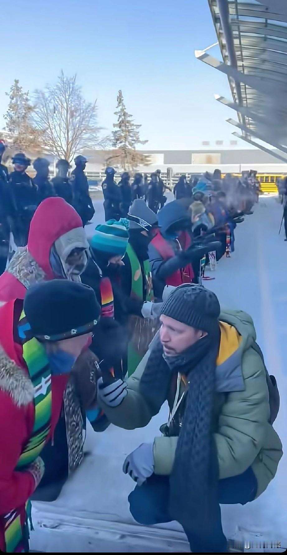 这些人跪在街头干什么？听他们说的语言一句也没听懂，就这样跪在寒风凛冽的街头，也不