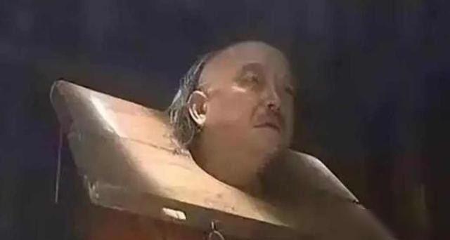 1799年，和珅临死前，皇帝问他：“你贪了朝廷这么多银子，难道花得完吗？”没想到