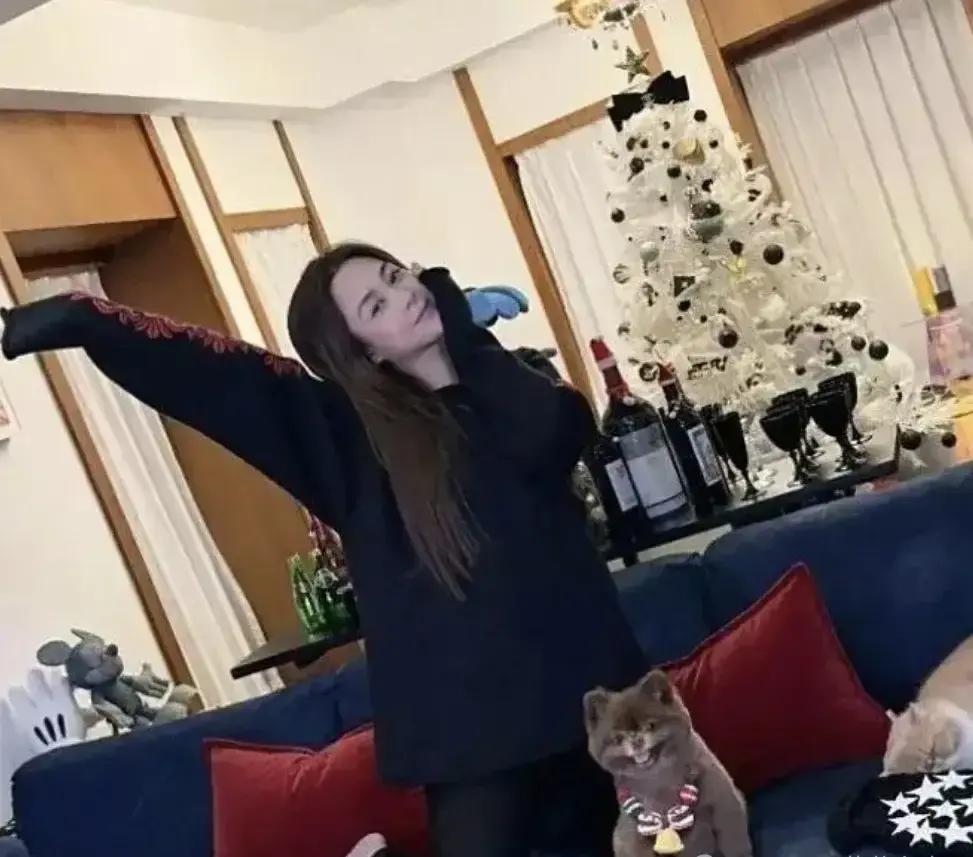 阿娇昨晚点了份700块的外卖，一个人吃。别可怜她住“冷清豪宅”。那200平