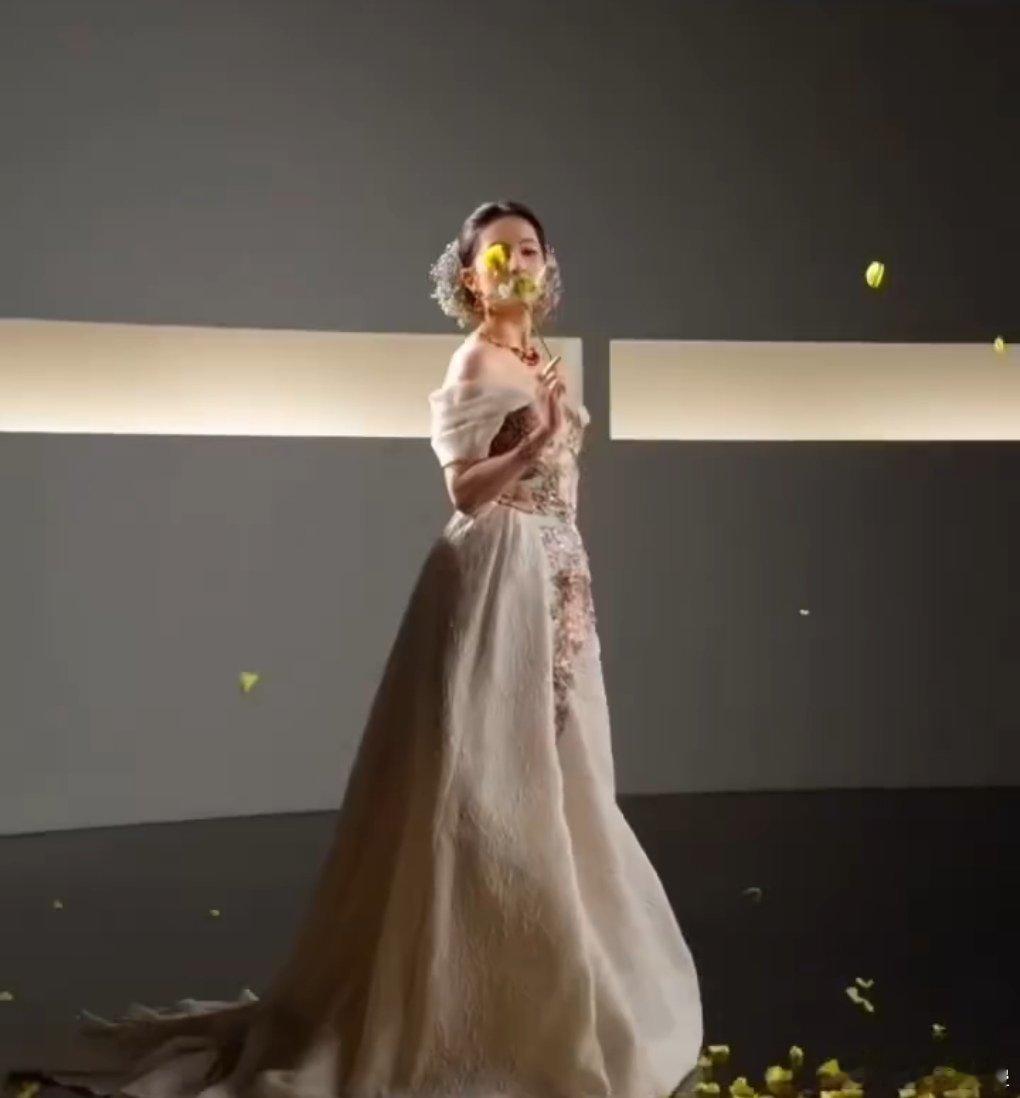 看来还是要🔒黄玫瑰[笑着哭]难怪细微的黄玫瑰裙子都不穿了这套明明大片粉花的裙