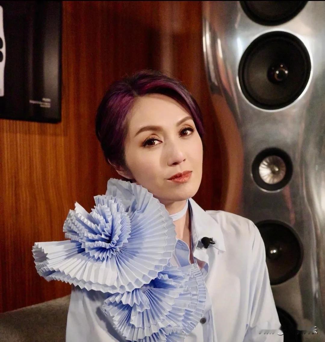 杨千嬅，妈妈婆婆罕见同框！5月10号凌晨两点多，当大多数人都已经进入梦乡的时