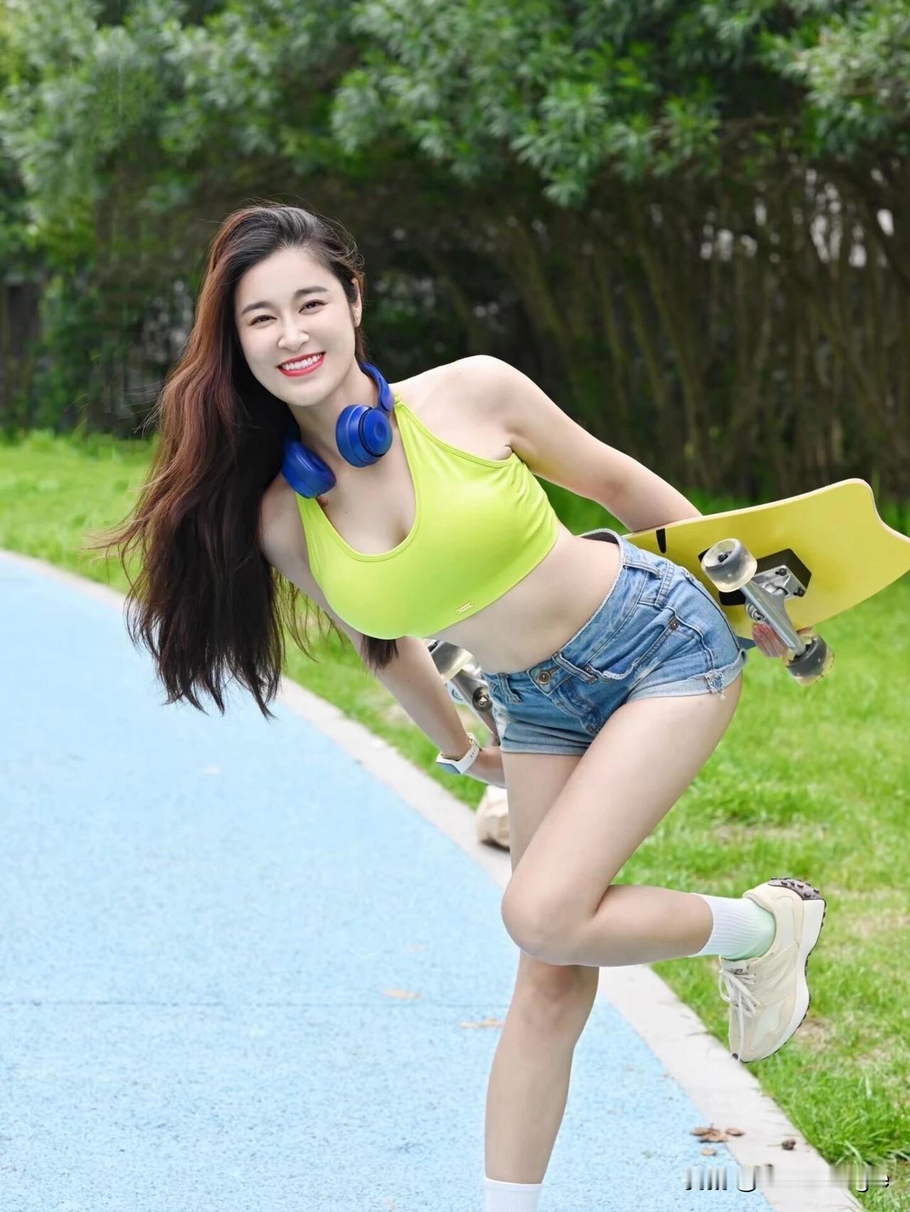 夏日滑板少女，阳光明媚，花束相伴，快乐无限！🌞🌼💃