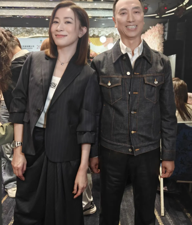 71岁富豪久别重逢佘诗曼好开心被指是港姐之争的男人，否认追求过阿佘71岁香港