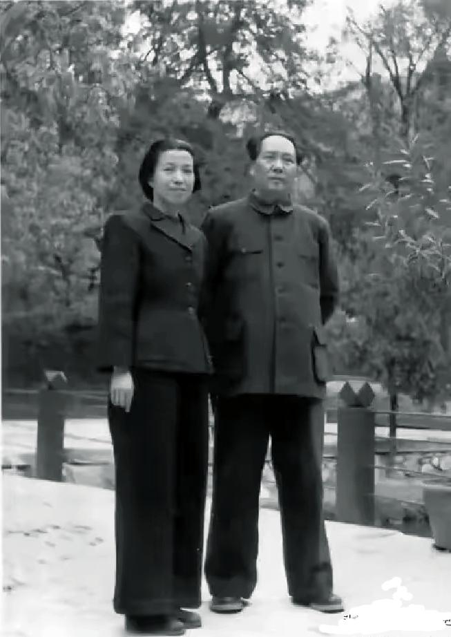 那时，新中国刚刚成立，摄影师也为毛主席拍张夫妻照，但这张照片毛主席生前从未公开…