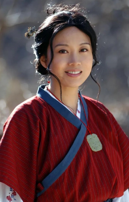 2004年，闫妮的丈夫邹伟提出离婚。闫妮不肯离。她觉得孩子还小。邹伟说：“家里的