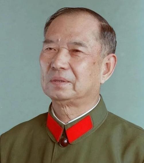 1982年，开国少将尤太忠视察部队，见一副团长好生眼熟，暗骂一句大事不好，立刻打