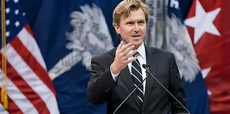 美国还是有头脑清醒的人的，美鹰派专家科尔比告诫美国人：别上俄、印、欧的当了，如果