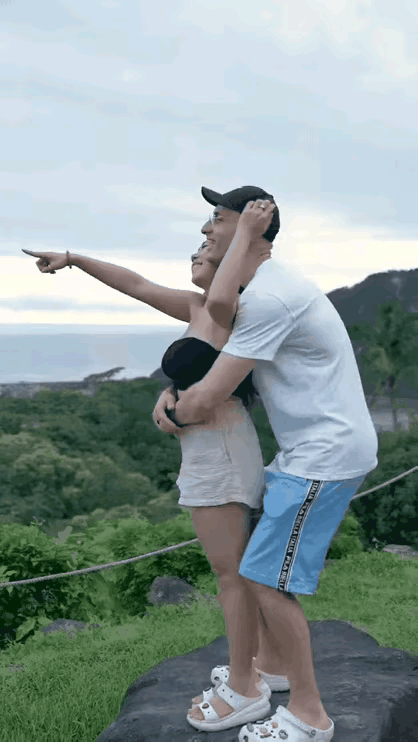 好一对情侣山顶看风景也没想到她们成了别人的风景…