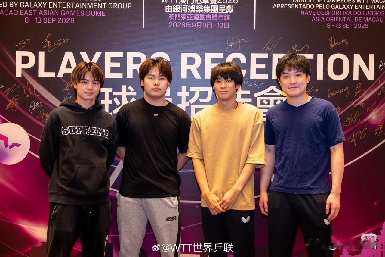 松岛辉空和他的球迷合影了。现在松岛辉空也有很多球迷，昨天松岛辉空赢了贾维斯后，