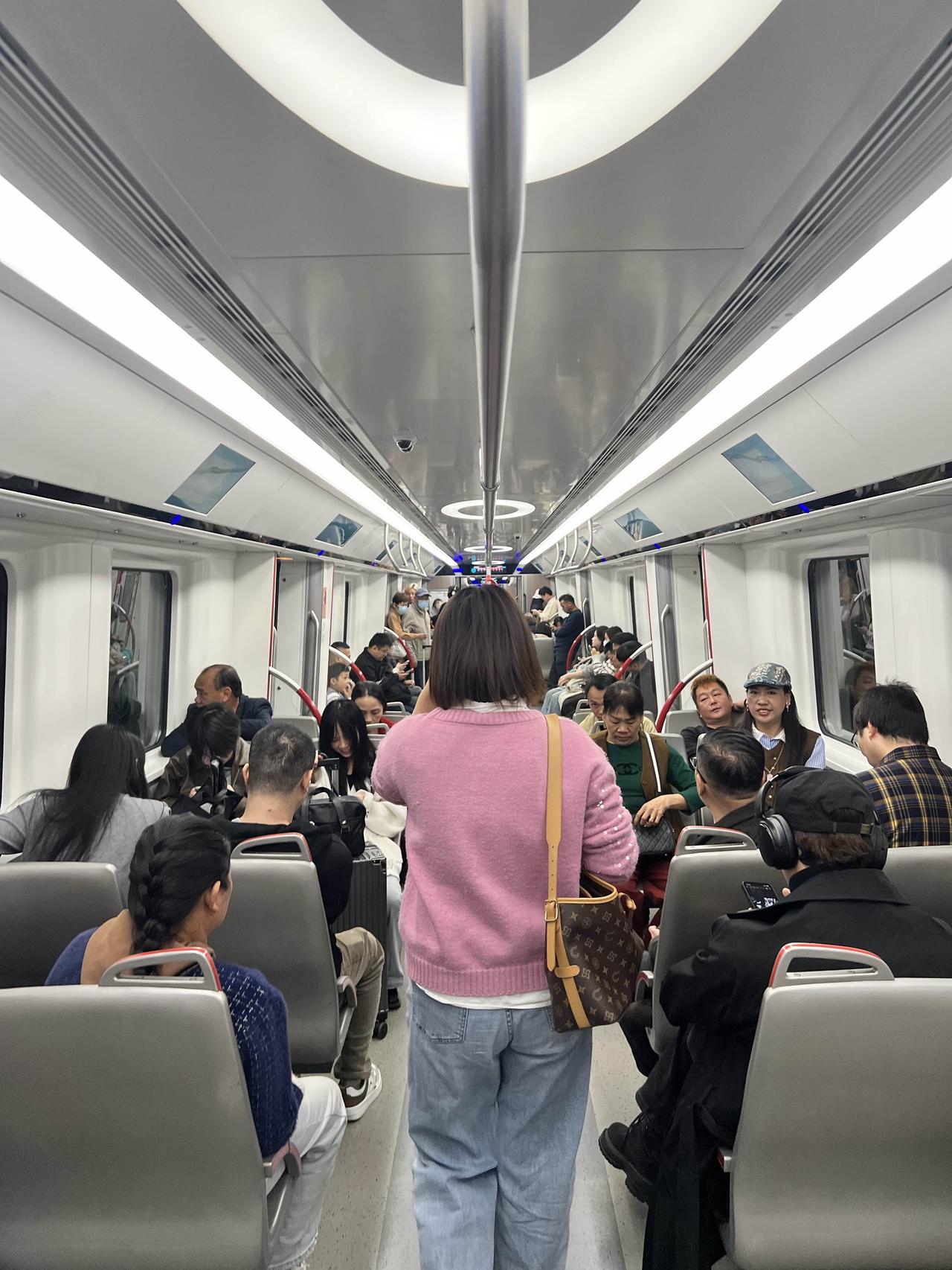 芳村到番禺的广州市内高铁22号线开通以后果然人多起来了听说以前老一辈广州人芳