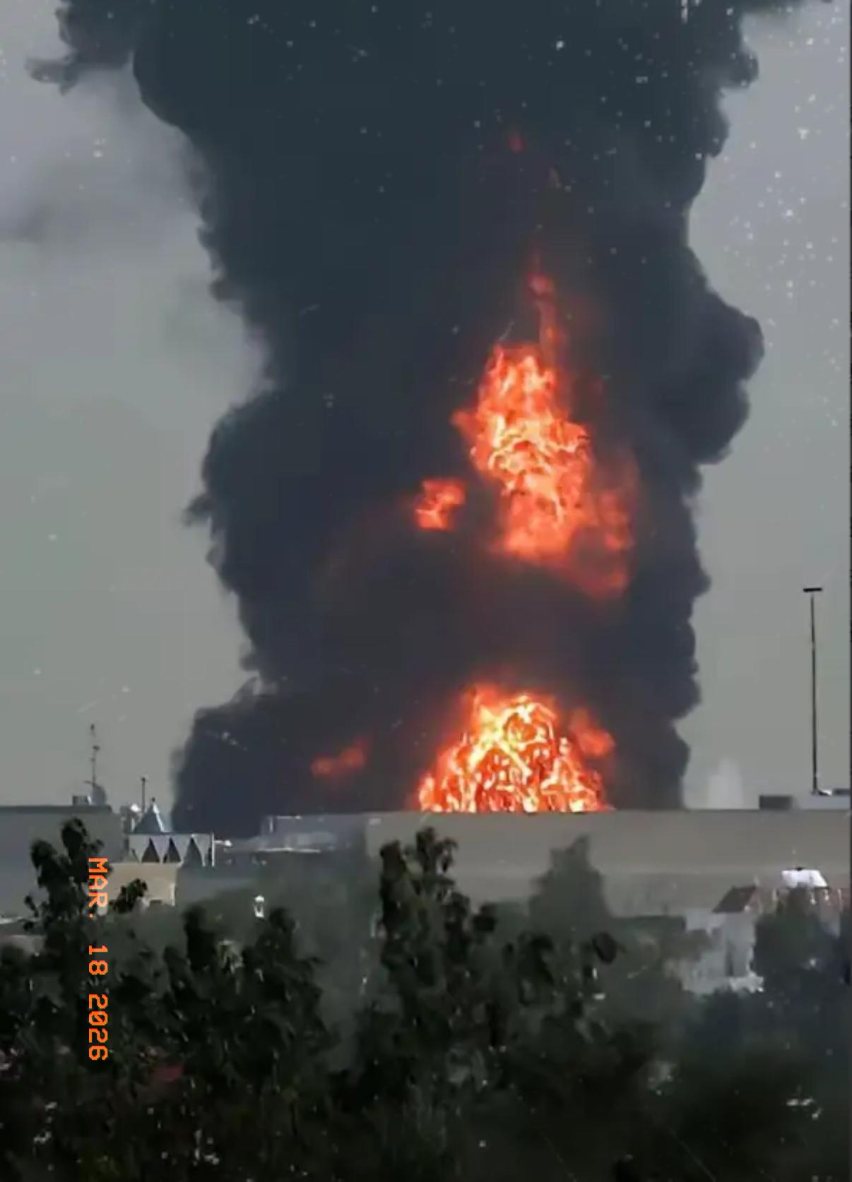 迪拜完了，机场被炸成这样。40年的建设14天结束。第一反应是不敢相信。这座连