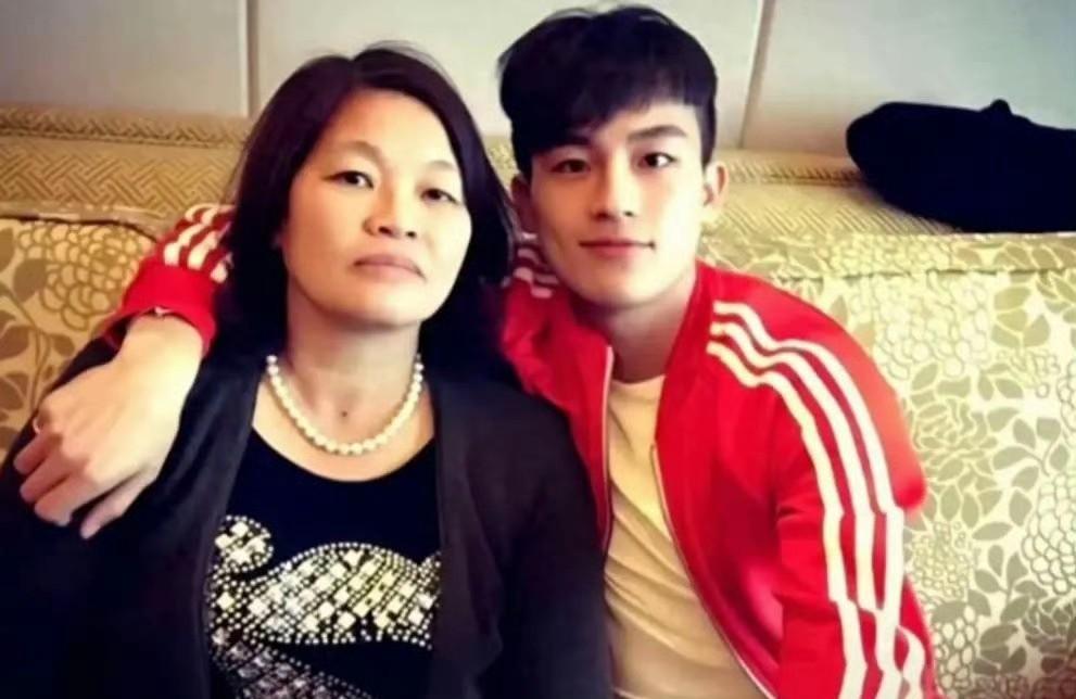 #秋日生活打卡季#欧豪的帅气果然有迹可循，瞧瞧这和妈妈如出一辙的颜值，简直是完