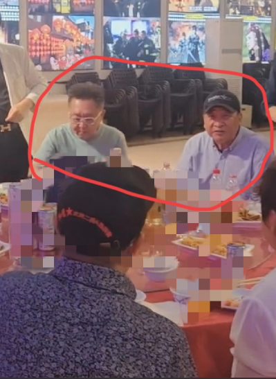 郭德纲真的该自我反思了！刚刚看到于谦和姜昆一起出席活动，两人全程亲密交谈，有说有