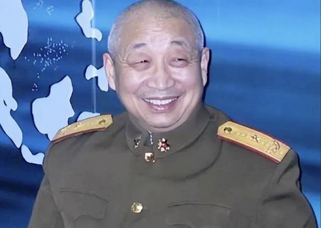 1990年，在中越战俘遣返仪式上，“叛变”军官汪斌拖着仅37公斤重的身体，颤颤巍