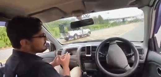 尴尬！巴基斯坦小哥手搓“远程操控”汽车，正豪言壮语，下秒直接怼上警车...​​