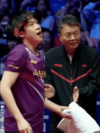 漂亮帅气大头又是一脸暗爽心里的甜蜜全在脸上了原来3:0取胜后大屏上全是大