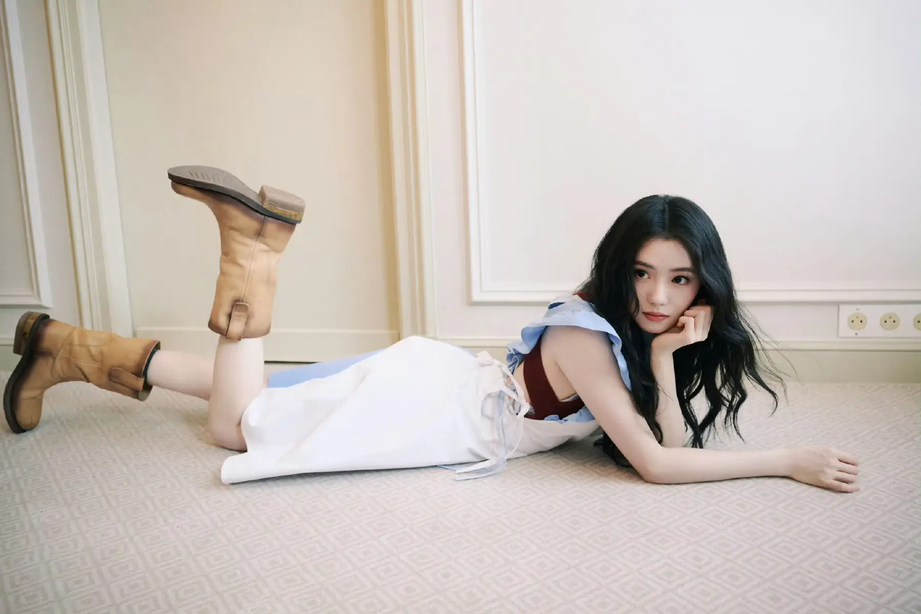 刘浩存身着浅蓝无袖衬衫眉眼清澈单手托腮清新灵