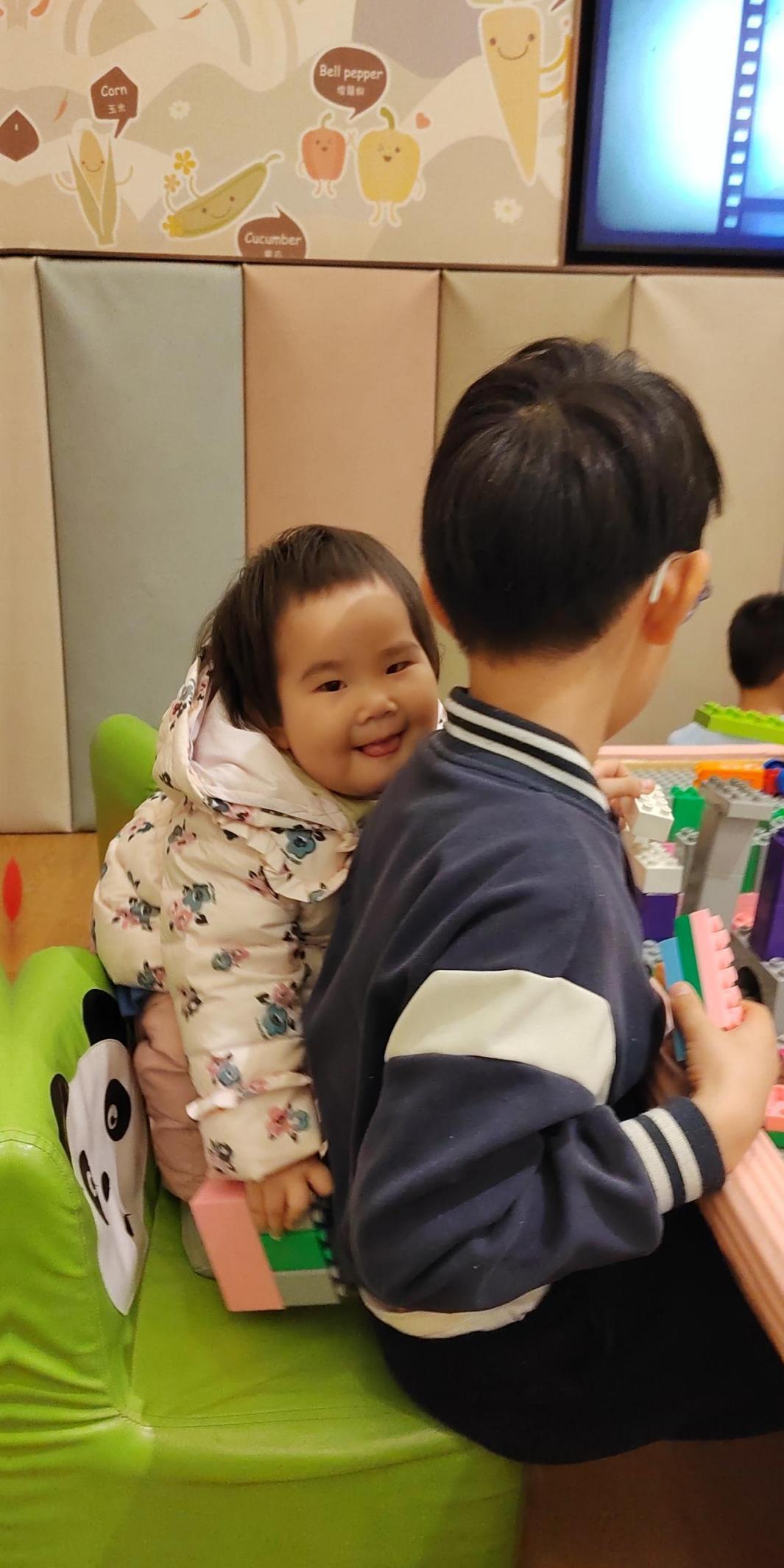 别再让你的“付出感”，变成孩子的“窒息感”。我女儿，刚拖着俩娃从老家折腾回北京，