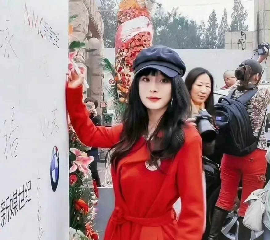 惊蛰无声官宣，只有杨幂赢了。其他人各有各的烦心事，但对幂可以说多赢[笑着哭]