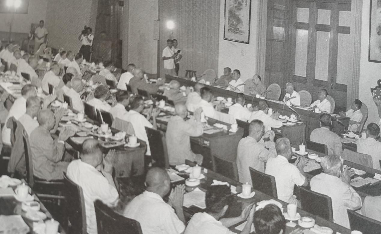 1966年8月5日，八届十一中全会召开，主席台上能看到当时的六大常委。主席台