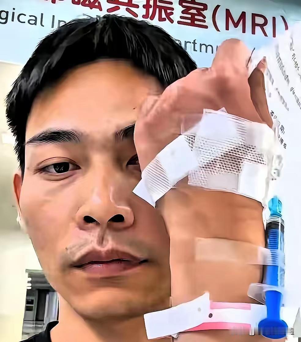 太揪心了！好人会有好报的，广东佛山，一家肠粉店大白天店门紧闭，路过的一位男子却闻