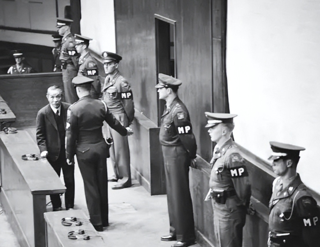 1931年，红5师师长萧克赶去兴国开会，途经一个战俘营。这时，被俘的国民党军官
