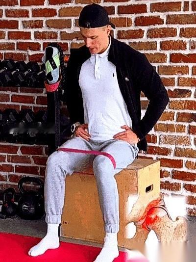 我妈以前下楼，腿肚子都发抖，总念叨膝盖疼，说人老了，腿先废。直到邻居张姨教了她