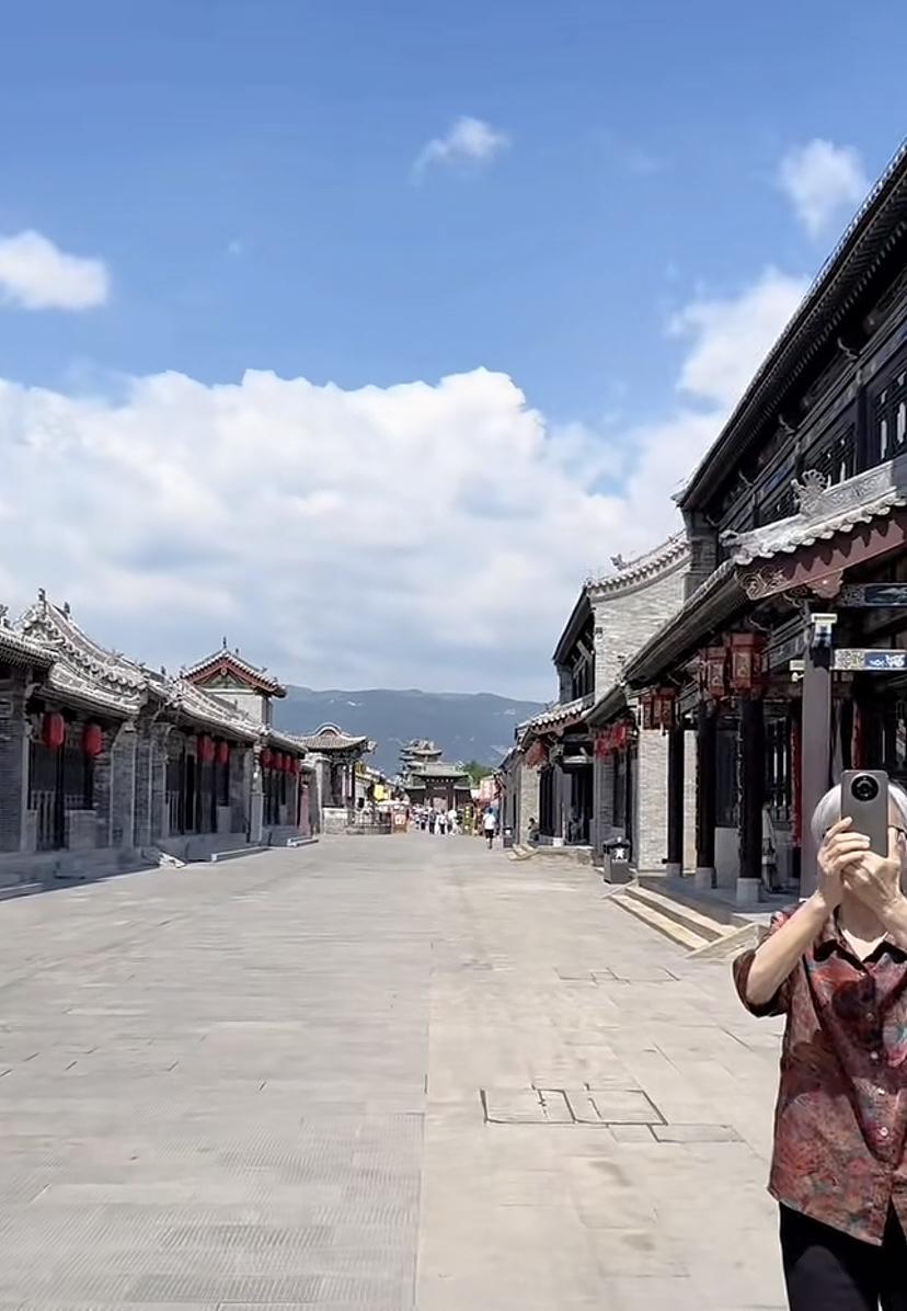 陕西人逛太原古城，感叹这么舒服的天气，这么美的建筑，可惜人太少了，她承认县城修的