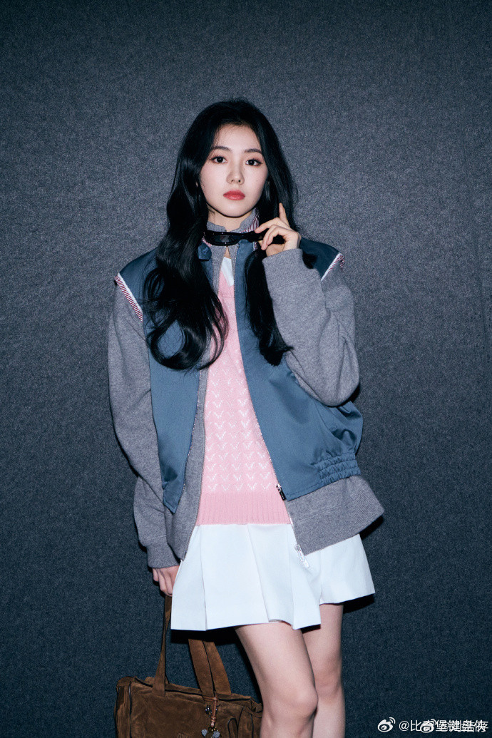 刘浩存甜酷大波浪真是被这个刘浩存给狠狠吸引到了，感觉她的一颦一笑都在撩动着我的