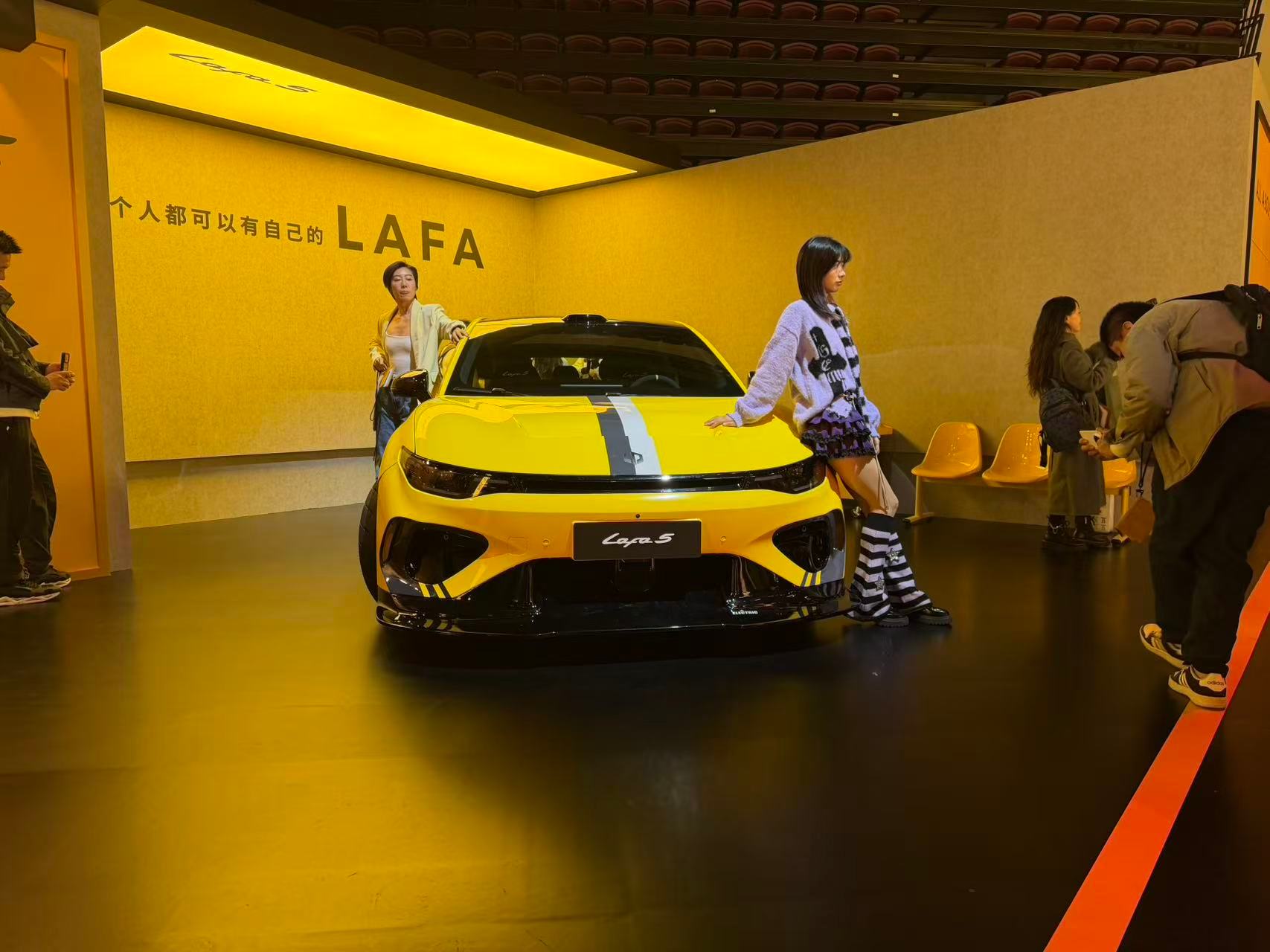 小翠正在零跑Lafa5发布会现场，带大家来看看这台年轻化的纯电轿跑～直观感受就是