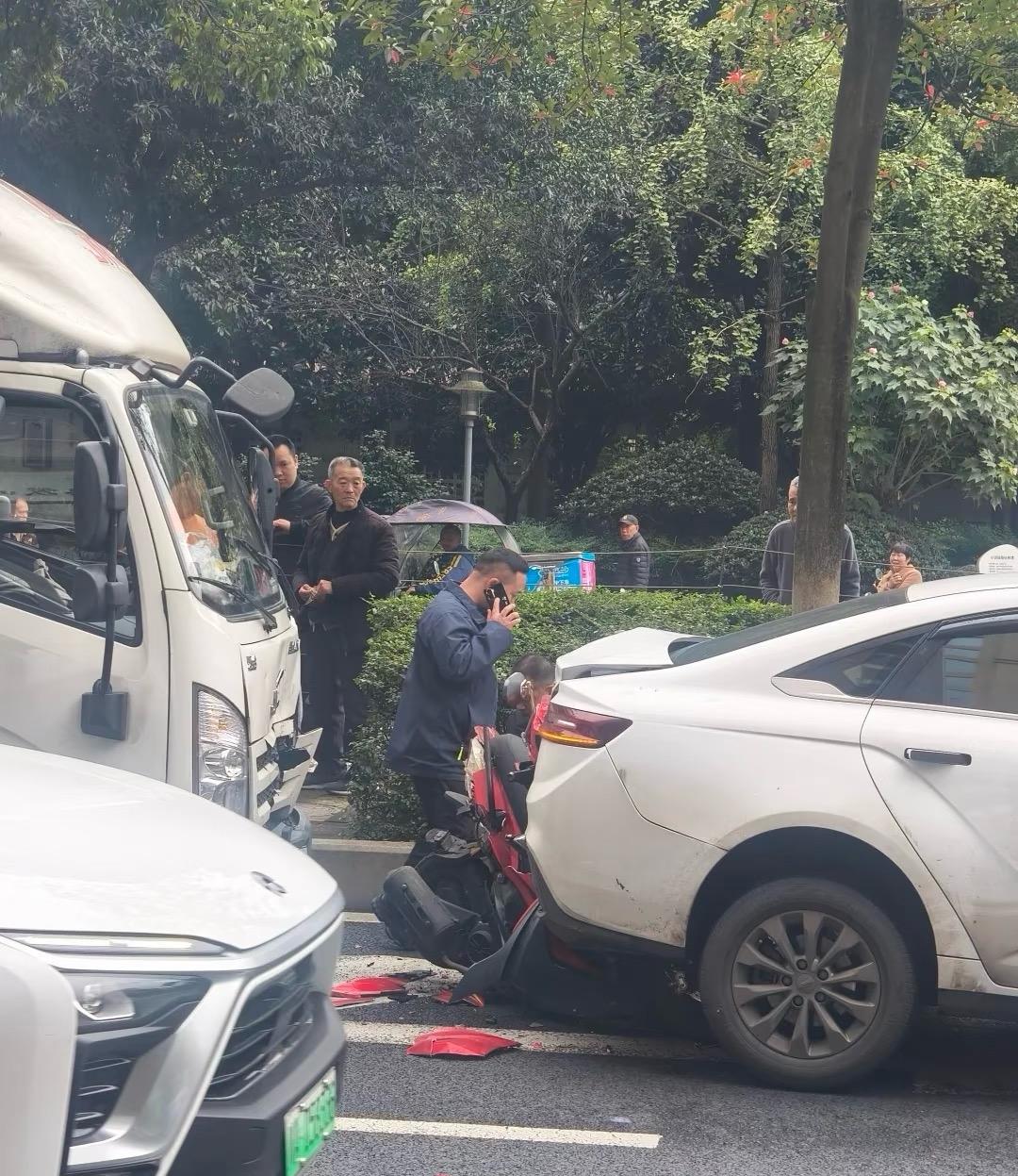 成都天府三街摩托都挤扁了。摩托车和网约车出事故，有的扯了，如果不是摩托车，可