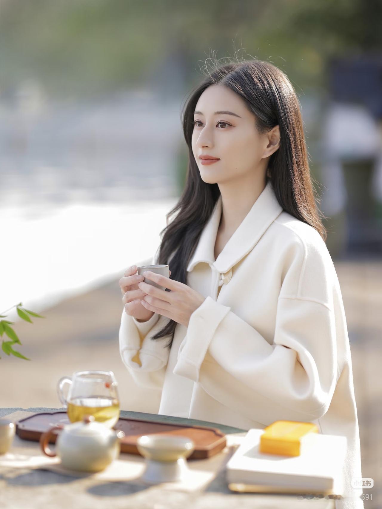 阳光下的午后茶香，静享悠然时光。