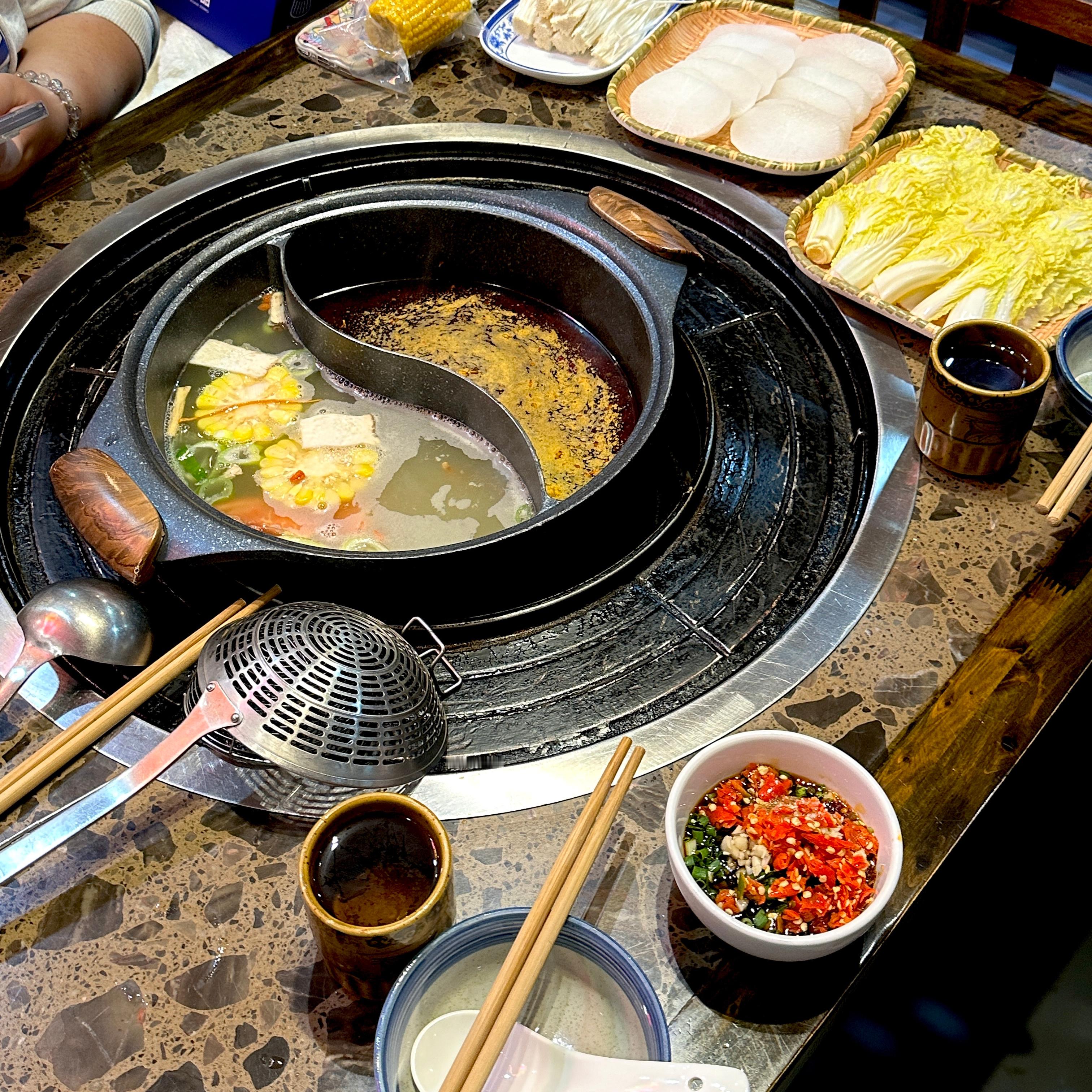 🐮牛肉火锅🐮趁天气还冷再去吃顿牛肉火锅还是配米饭吃最舒服！！还有现烙的玉米饼