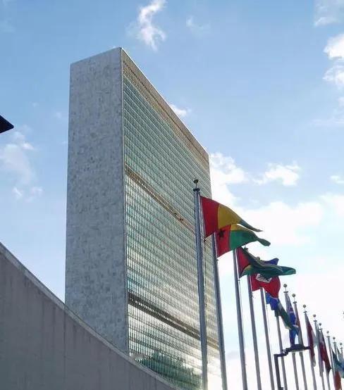 现在联合国存在的意义已经不大了联合国存在是维护国际和平与安全保护人权的，但是