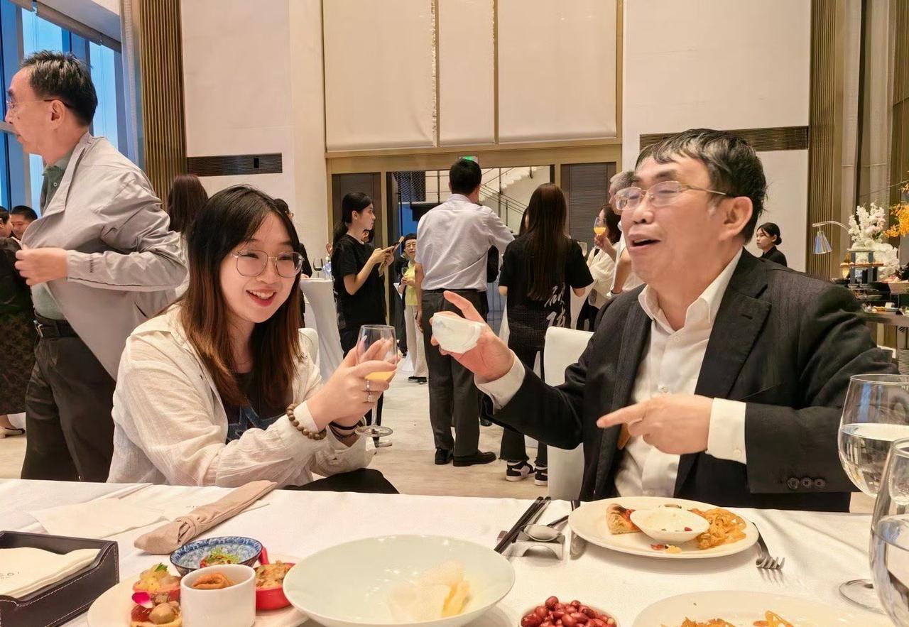 梁小龙走了，聂卫平也走了。两位70多岁再婚娶小30岁妻子的传奇，最小的孩子才20