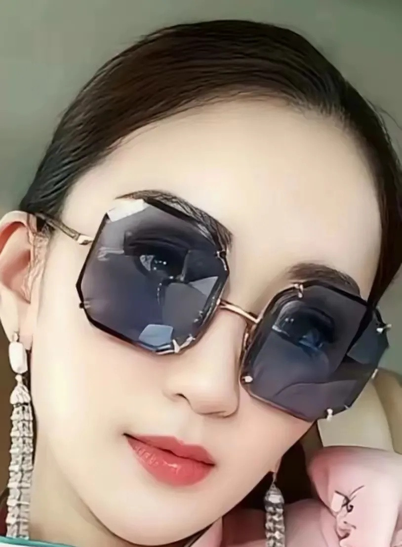 佩通坦女士：我敢肯定，佩通坦，是洪森这70多年里遇到的最棒的邻居。之前，
