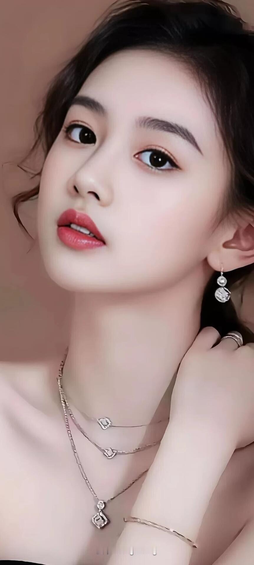 玉佩轻摇，红颜如画。