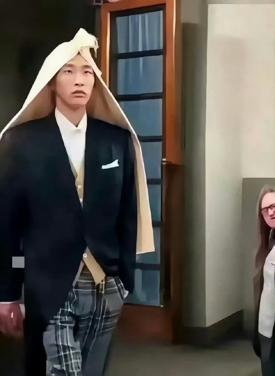 巴黎世家果然从不坑穷人，这鬼迷日眼的穿出去真的合适？​​​