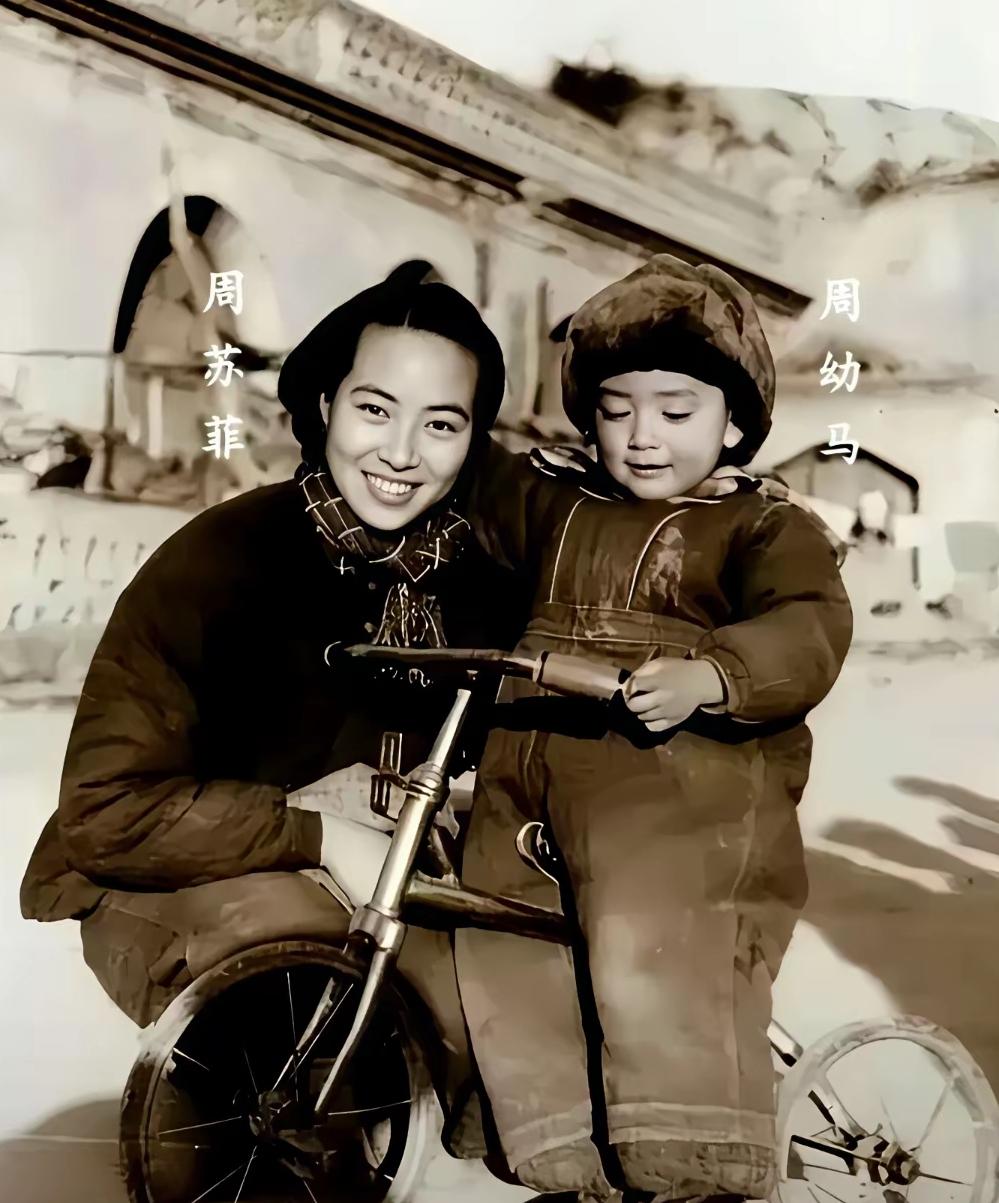 被誉为延安第一美女的周苏菲，这张1946年的老照片格外珍贵。27岁的她，陪着三