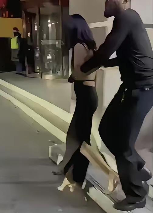 牢A一针见血！这种无底线倒贴老黑，真是丢尽脸面。街头上一幕，太现实了。国内姑
