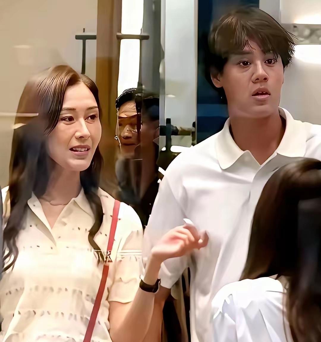 李嘉欣的儿子看上去比李嘉欣还要老，李嘉欣和丈夫许晋亨的颜值也不算差呀，特别是李嘉