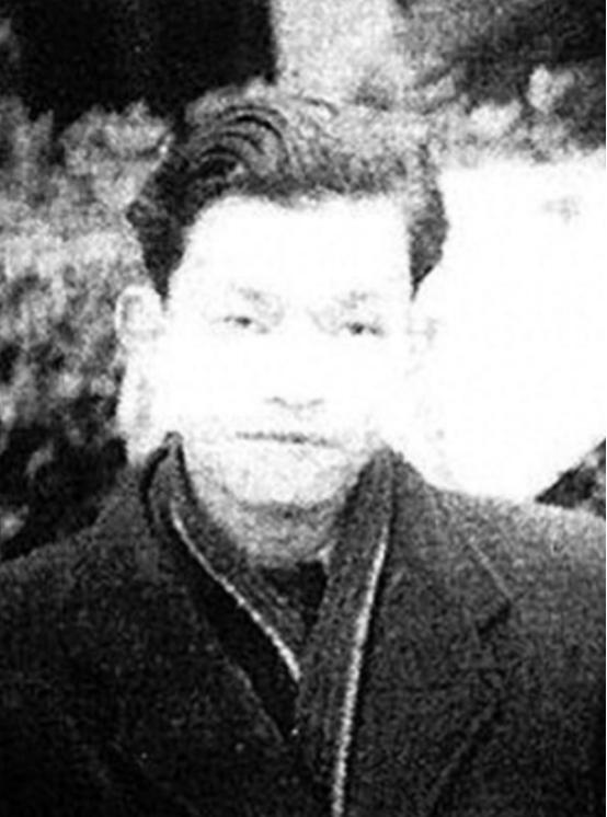 1949年，重庆解放后，特务头子李修凯在大街上遇到了一个地下党员，地下党员大喊：