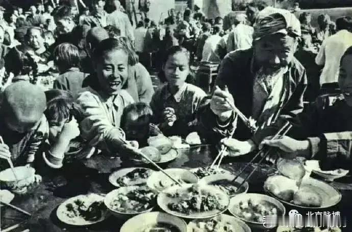 1949年，李克农突然笑问毛主席：“主席，你知道美国总统每天上班后的第一件事是什