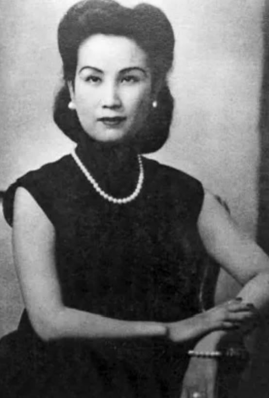 1935年，孙中山之子孙科，对离异的蓝妮一见钟情，后来向她求婚，已有3个孩子的蓝