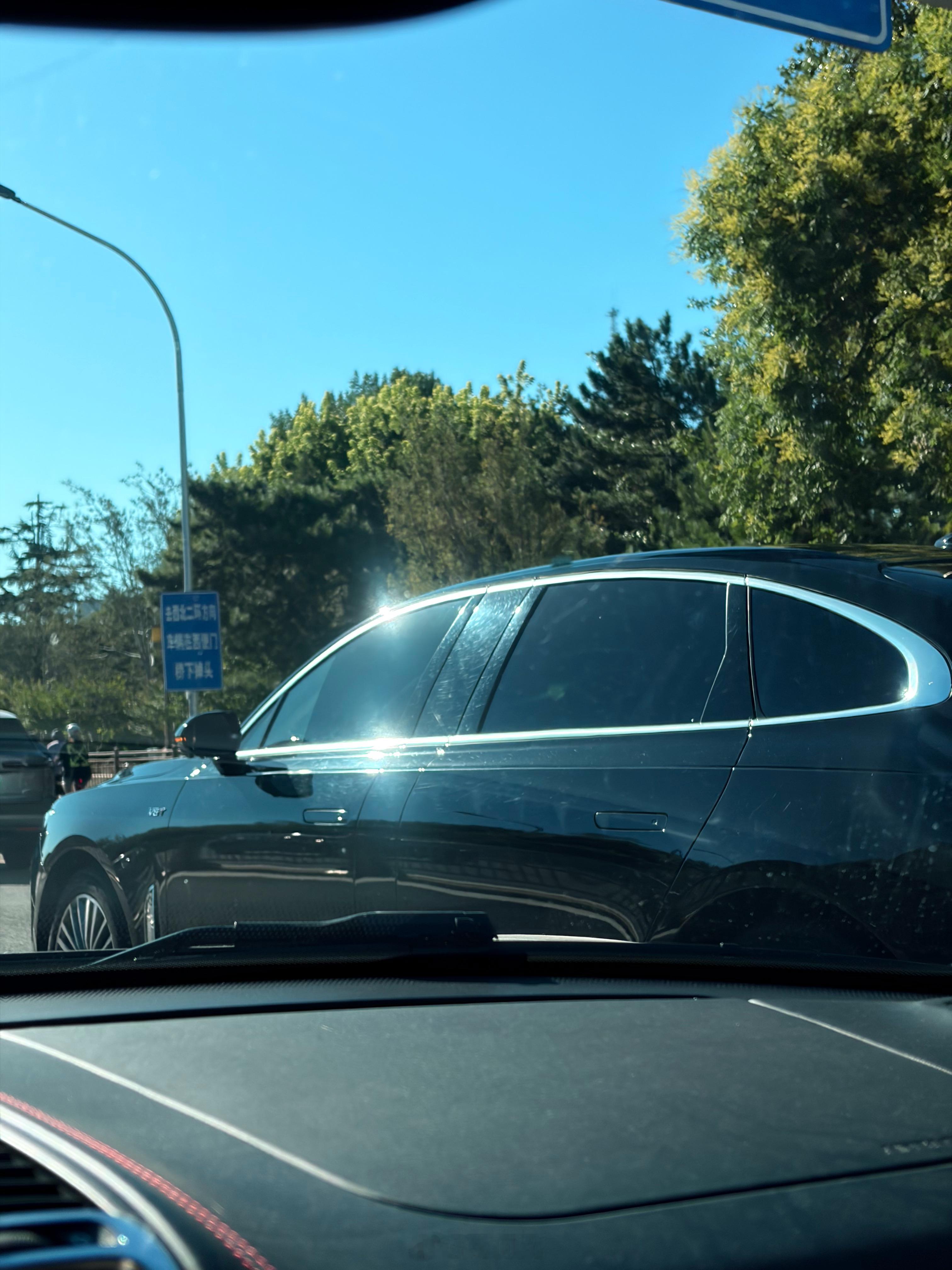 车牌我都不敢拍了，应该是某个大哥的车