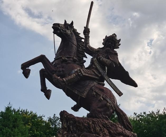 1300多年前，一位70岁老将，九个月内穿高原、越雪山、跨沙漠、渡大海，从今天中