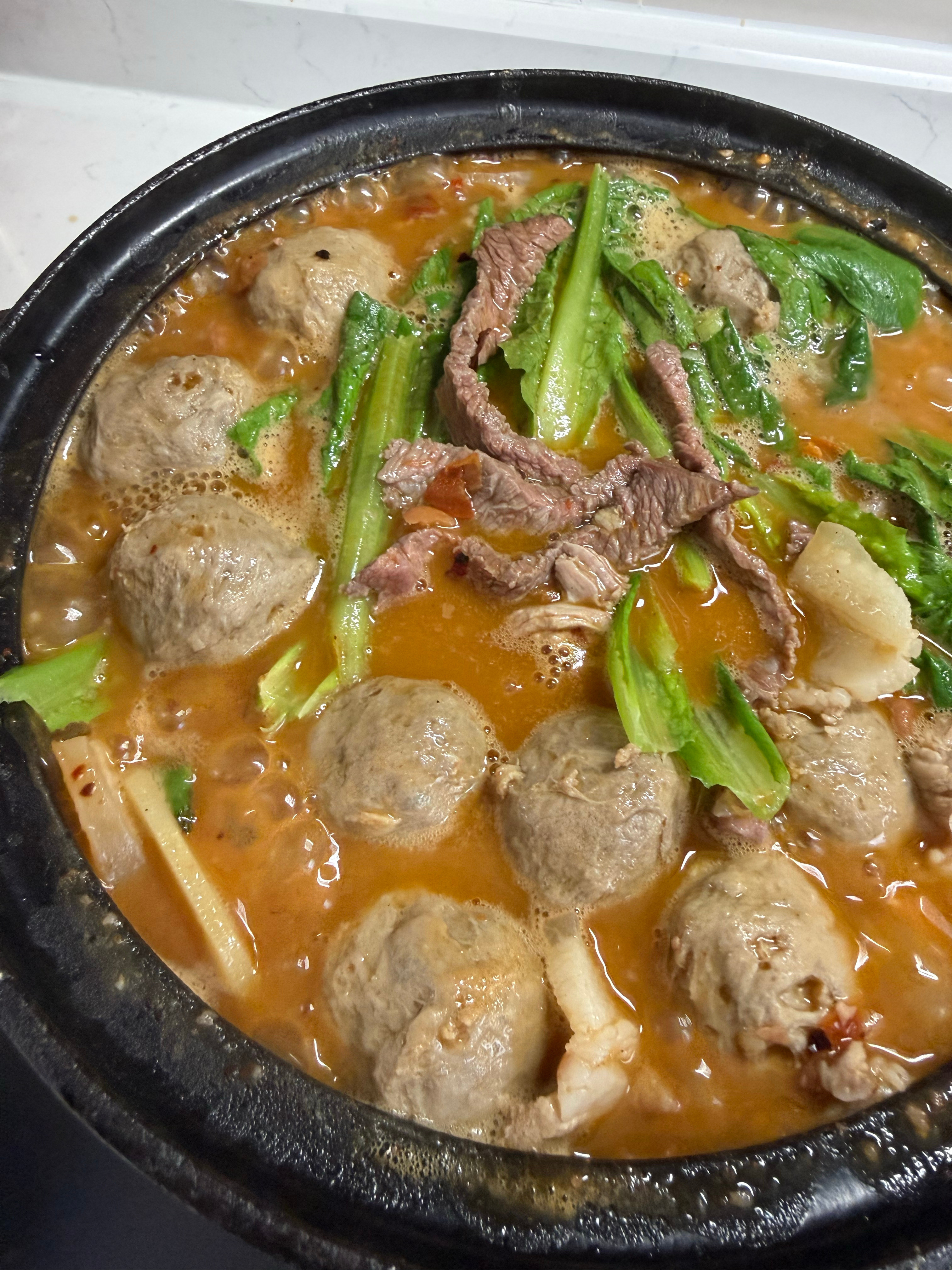今天要重温一下贵阳味道～豆米火锅好好吃！又给姐炒了一个小南瓜肉沫，一个青菜她最近