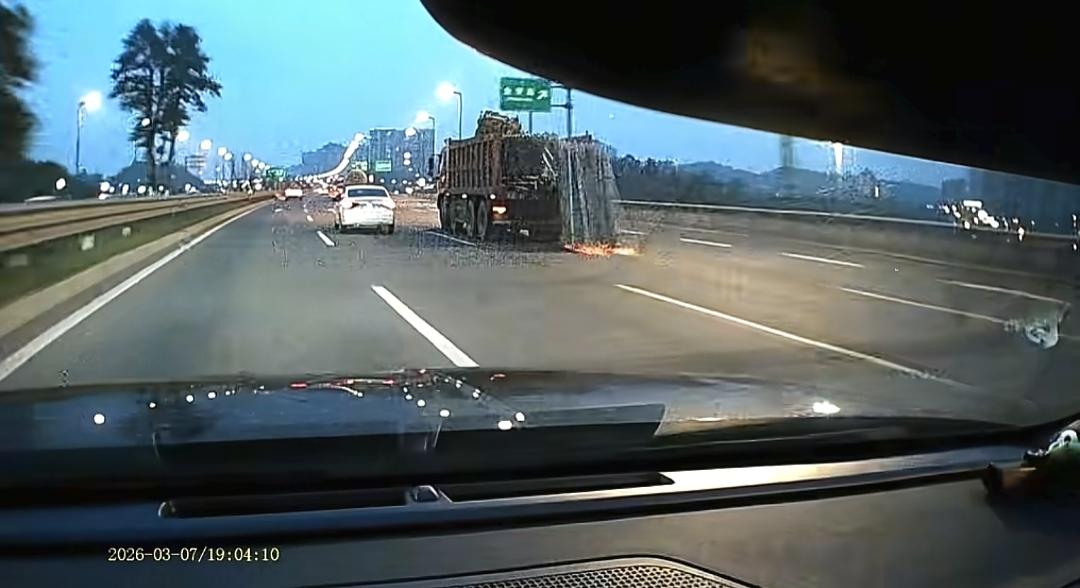 如果在高速上开车你碰到这种情况，第一反应是什么。第一，切记不要慌乱，预判该加