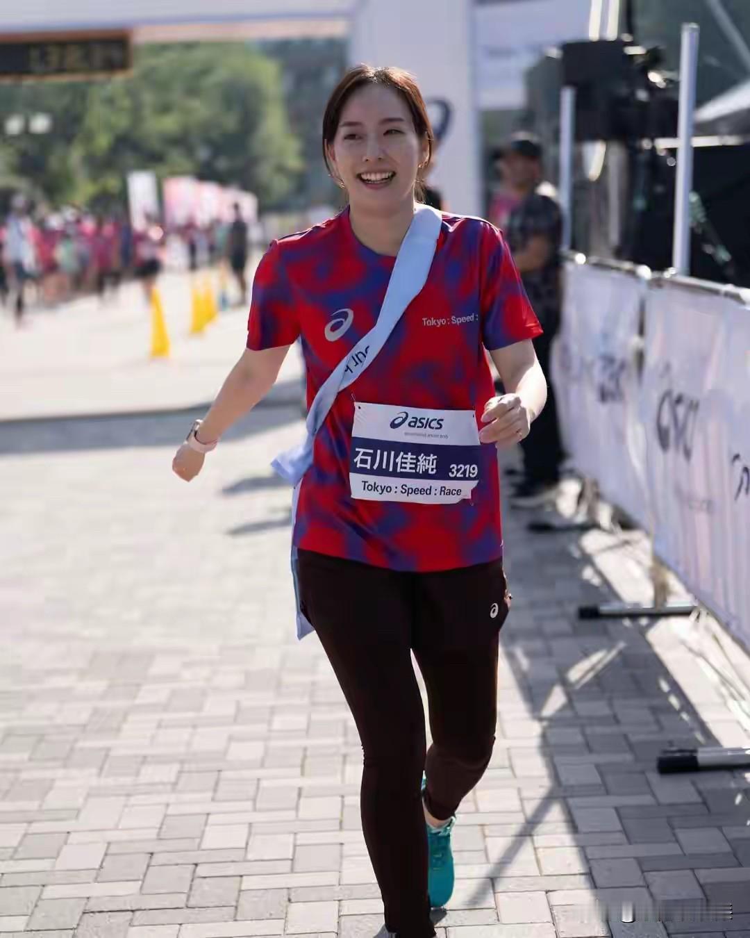 石川佳纯应该是日本乒乓史上最漂亮的女运动员！她长相清纯，甜美，就是放在演艺圈她