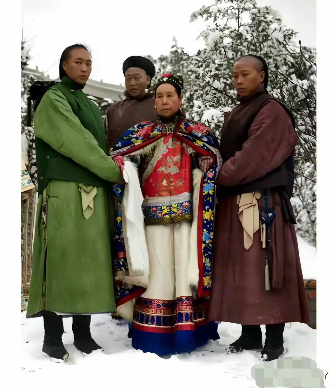1903年慈禧太后在万寿山的留影，此时她68岁在两名护卫搀扶下赏雪